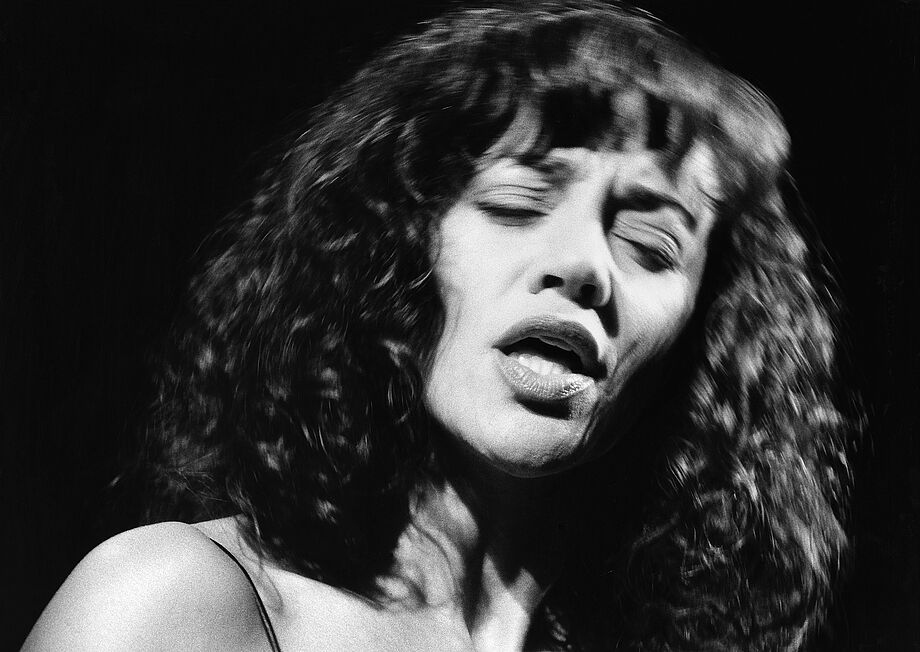 Zu sehen ist Maria João im Jahr 1995 sie auf einem Konzert in Leipzig singt.