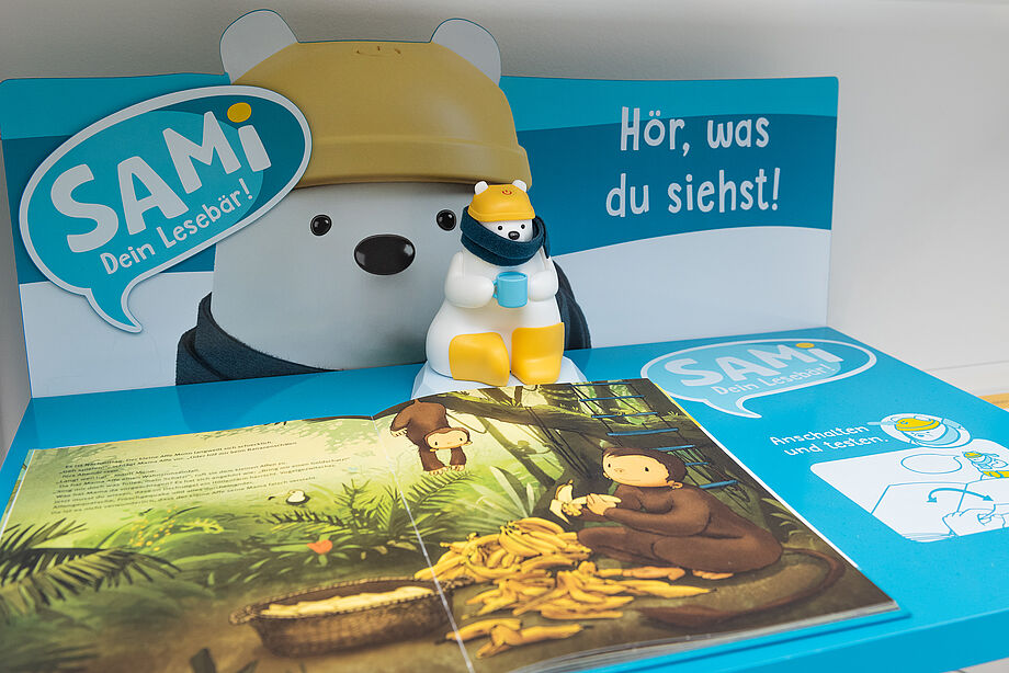 Kindervorleseanwendung Eisbär Sami der Vorlesebär auf einem Buch