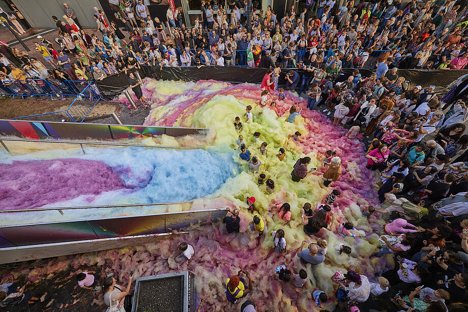 Performance Island of Foam von Stephanie Lüning, Foto: David Levene