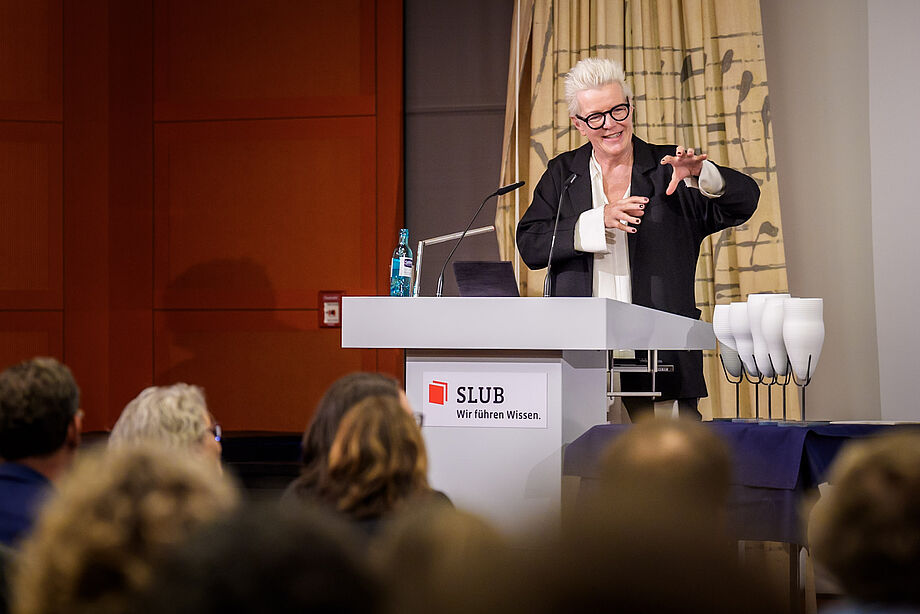 Stefanie Hering erläutert im Klemperer-Saal ihre Gefäßstatuetten.