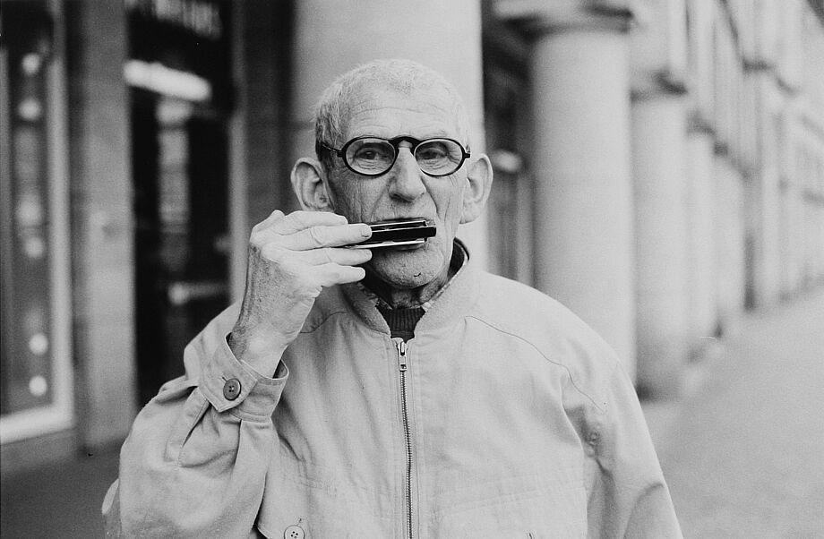 Alter Mann mit Mundharmonika (am 50. Jahrestag der Bombardierung Dresdens durch die Royal Air Force)