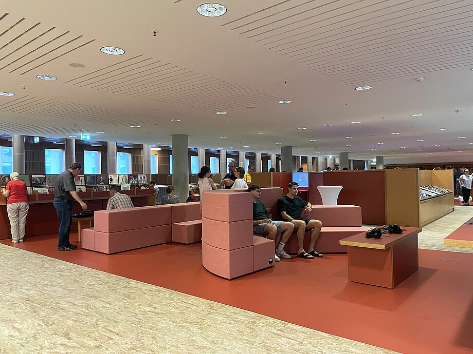 Menschen sitzen in den Lounge-Möbeln in der neuen Mediathek