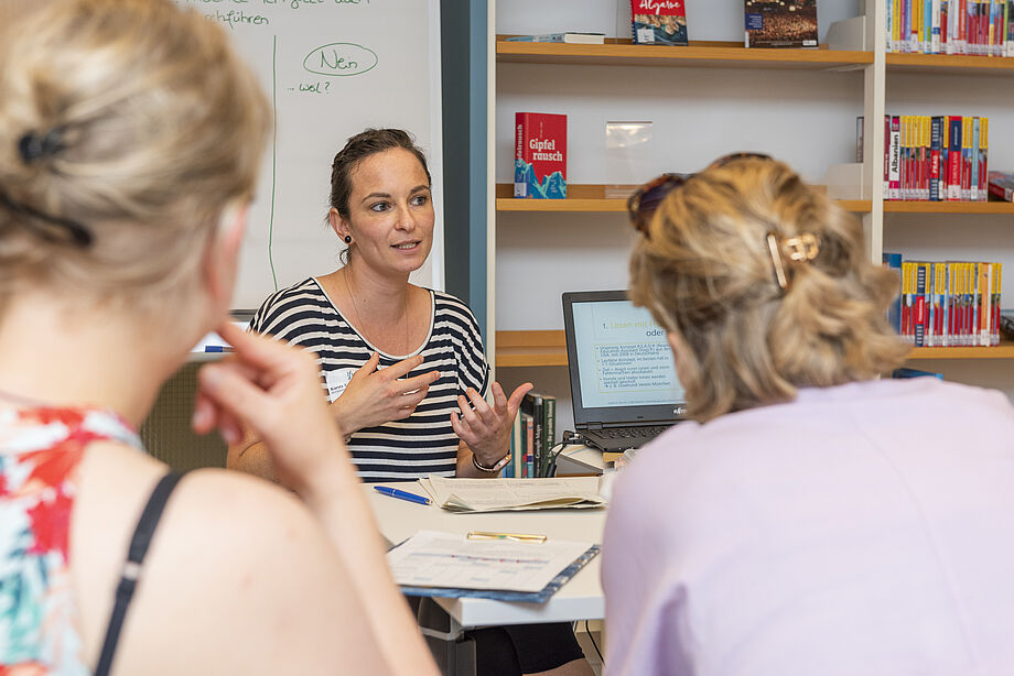 Drei Frauen an einem Tisch im Gespräch