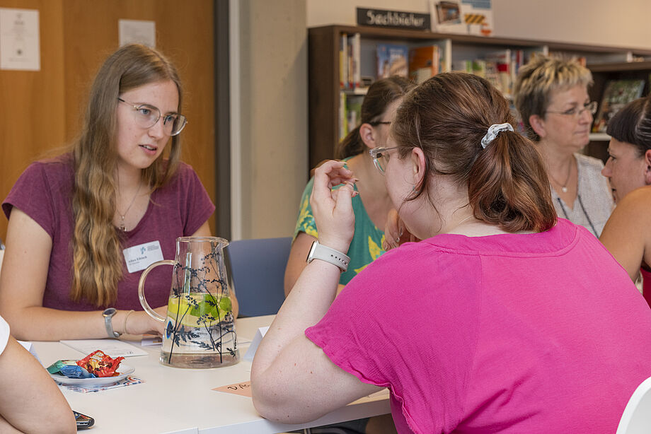 Mehrere Frauen an einem Tisch im Gespräch