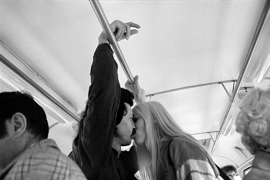 In der Straßenbahnlinie 1, Leipzig, 1982/83 Mann und Frau küssen sich