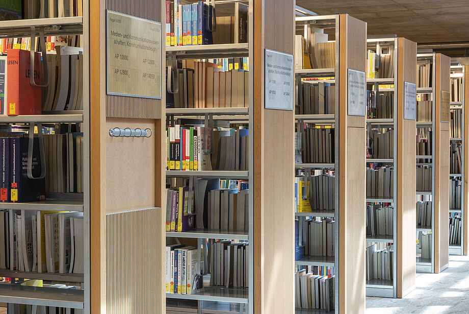 Shelves in the open access area of the SLUB