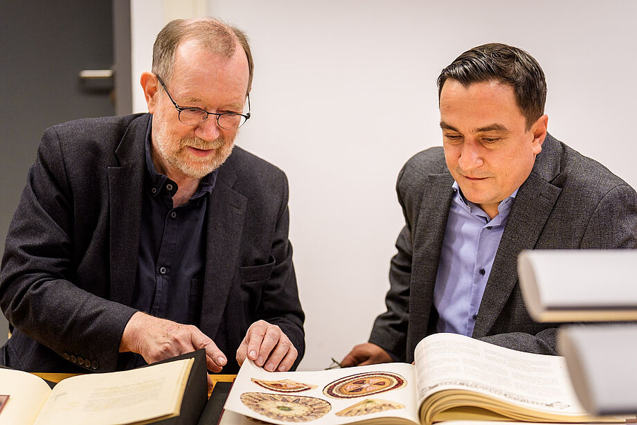 Prof. Dr. Josef Matzerath zeigt Sternekoch Torsten Michel Quellen aus dem Deutschen Archiv der Kulinarik. Foto: André Wirsig