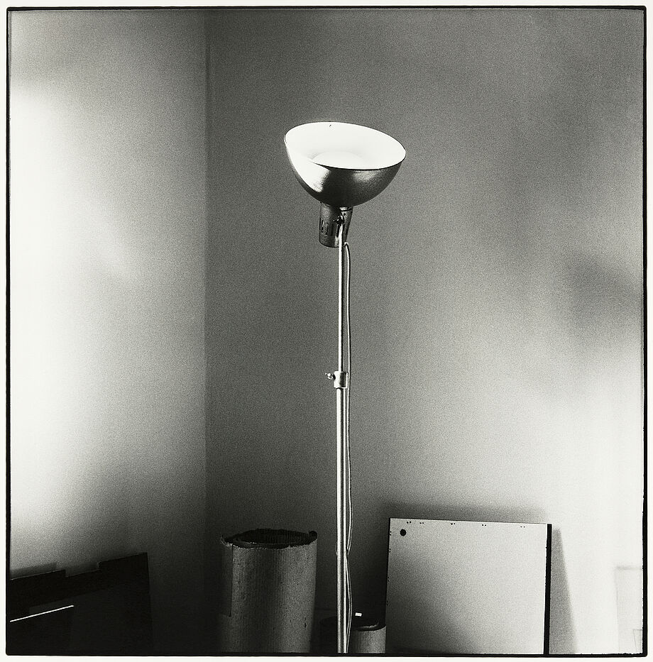 Zu sehen ist eine 1988 von Matthias Blumhagen fotografierte Lampe in seinem Atelier.