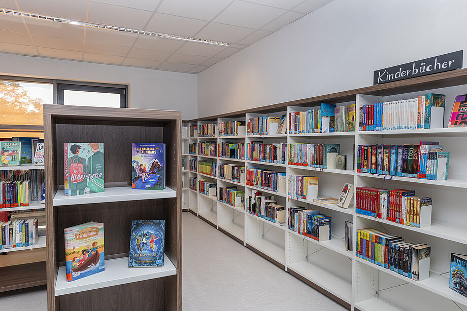 Blick in den Kinder- und Jugendbibliotheksraum mit Bücherregalen